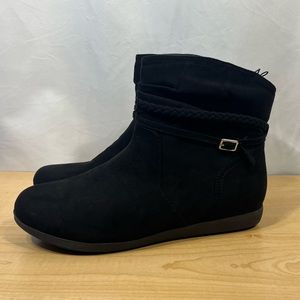 NWT St. John’s Bay Memory foam Booties - Size 8.5
